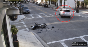 cámara de seguridad captando vehículo después de accidente de motocicleta