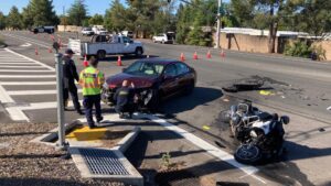 oficial documentando evidencia de accidente de motocicleta en intersección